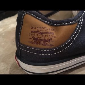 LEVI’S WOMEN’S LOW TOPS NAVY SIZE 7